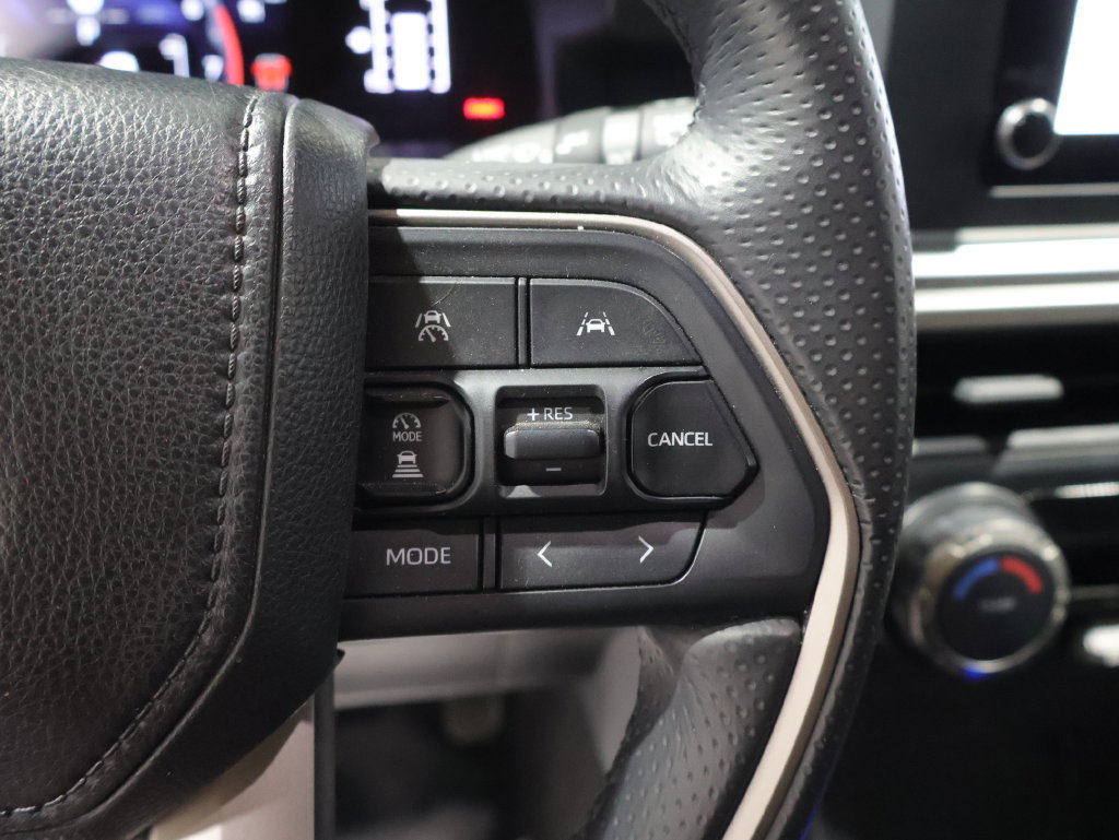 Used 2025 Toyota 4Runner SR5 AWD/4WD image 33