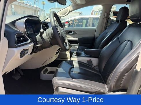 Used 2023 Chrysler Pacifica Touring-L FWD image 8