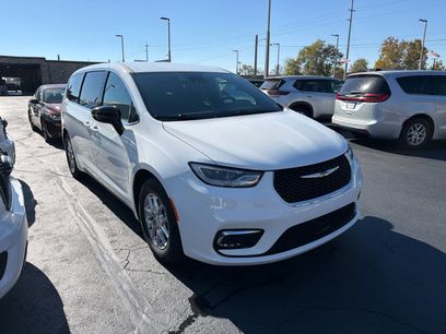 Used 2025 Chrysler Pacifica Select