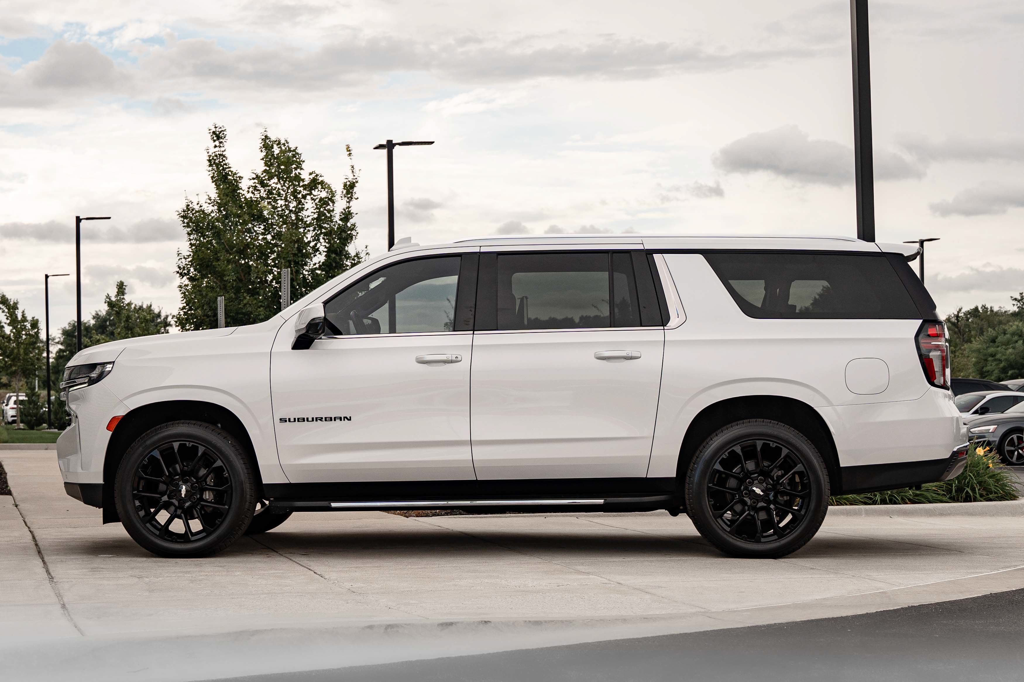 Used 2022 Chevrolet Suburban LT w/ LT Signature Package AWD/4WD image 6