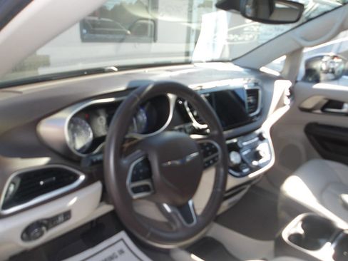 Used 2018 Chrysler Pacifica Touring-L w/ Advanced Safetytec Group image 11