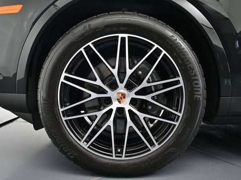 Used 2026 Porsche Cayenne AWD/4WD image 34