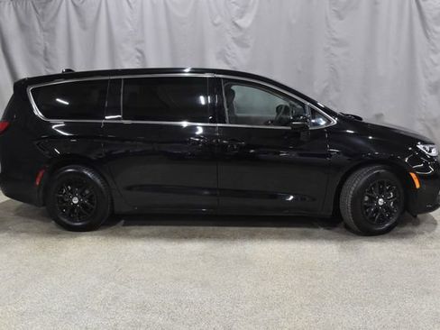 Certified 2024 Chrysler Pacifica Touring-L image 3