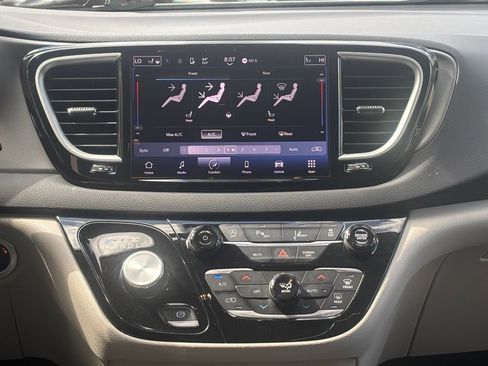 Used 2023 Chrysler Pacifica Touring-L FWD image 26