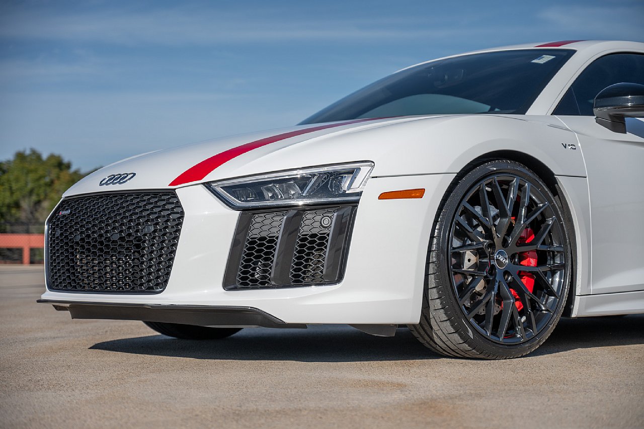 Used 2018 Audi R8 V10 w/ Premium Package RWD image 14