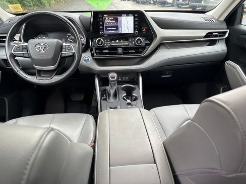 Used 2022 Toyota Highlander XLE AWD/4WD image 17