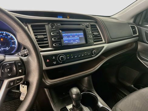 Used 2018 Toyota Highlander LE AWD/4WD image 25