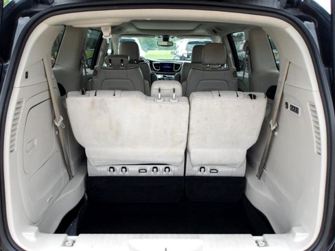 Used 2020 Chrysler Pacifica Limited image 13