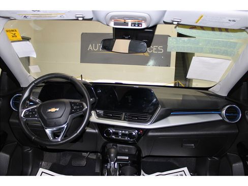 Used 2025 Chevrolet Trax LT w/ LT Convenience Package image 14