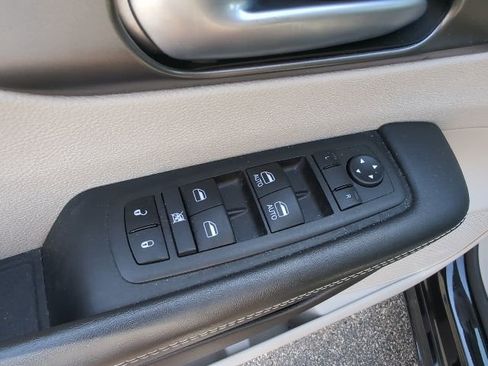 Used 2024 Chrysler Pacifica Limited FWD image 12