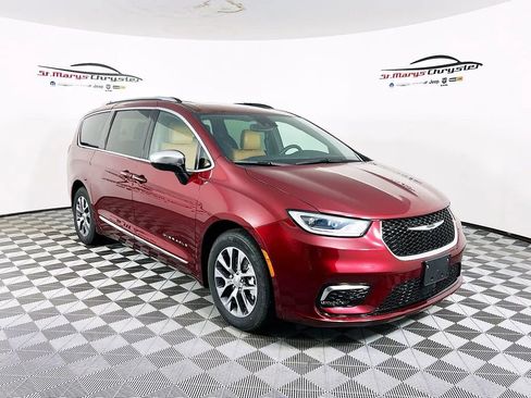 Used 2023 Chrysler Pacifica Pinnacle image 1