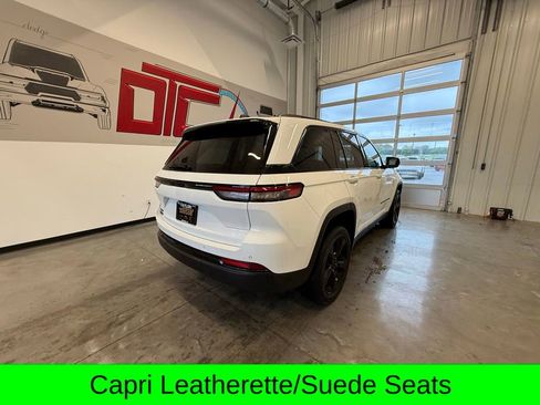 Used 2025 Jeep Grand Cherokee Altitude AWD/4WD image 8