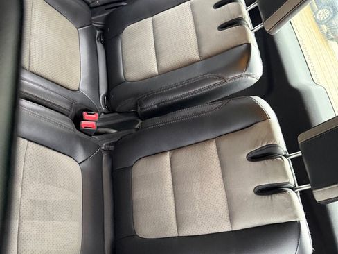 Used 2017 Ford Explorer XLT w/ XLT Appearance Package image 12