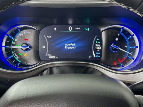 Used 2022 Chrysler Pacifica Touring-L FWD image 12
