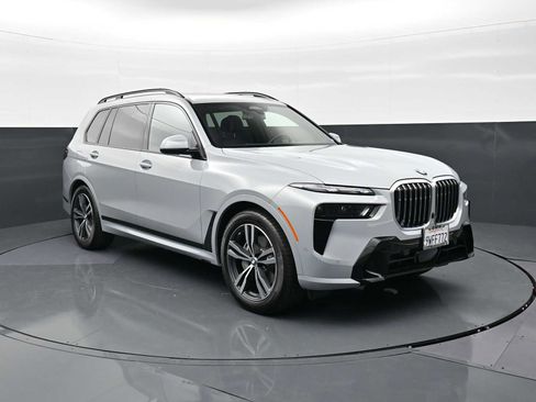 Used 2026 BMW X7 xDrive40i w/ Executive Package image 3