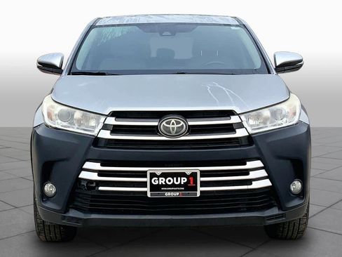 Used 2017 Toyota Highlander Plus FWD image 4
