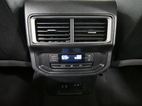 Used 2025 Volkswagen Atlas SE image 17