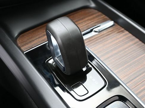 Used 2022 Volvo XC60 B5 Momentum w/ Climate Package image 28