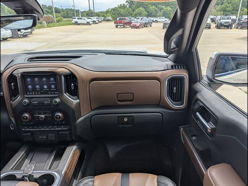 Used 2021 Chevrolet Silverado 1500 High Country w/ Technology Package AWD/4WD image 4