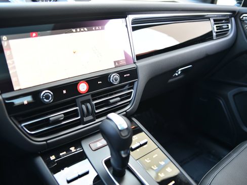 Used 2026 Porsche Macan image 31
