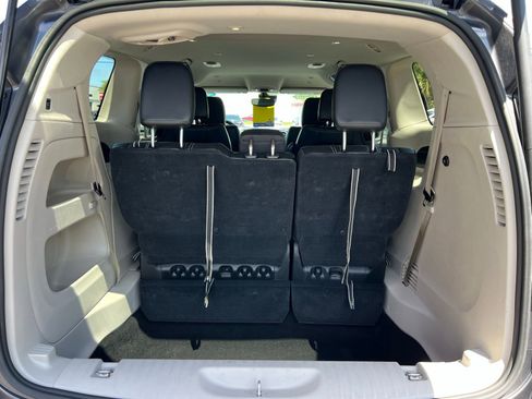 Used 2023 Chrysler Pacifica Touring-L image 18