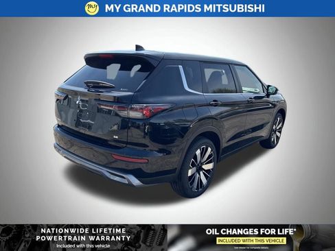 New 2026 Mitsubishi Outlander SE image 3