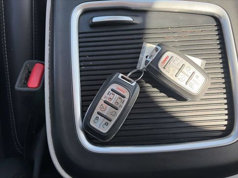 Used 2024 Chrysler Pacifica Touring-L FWD image 24
