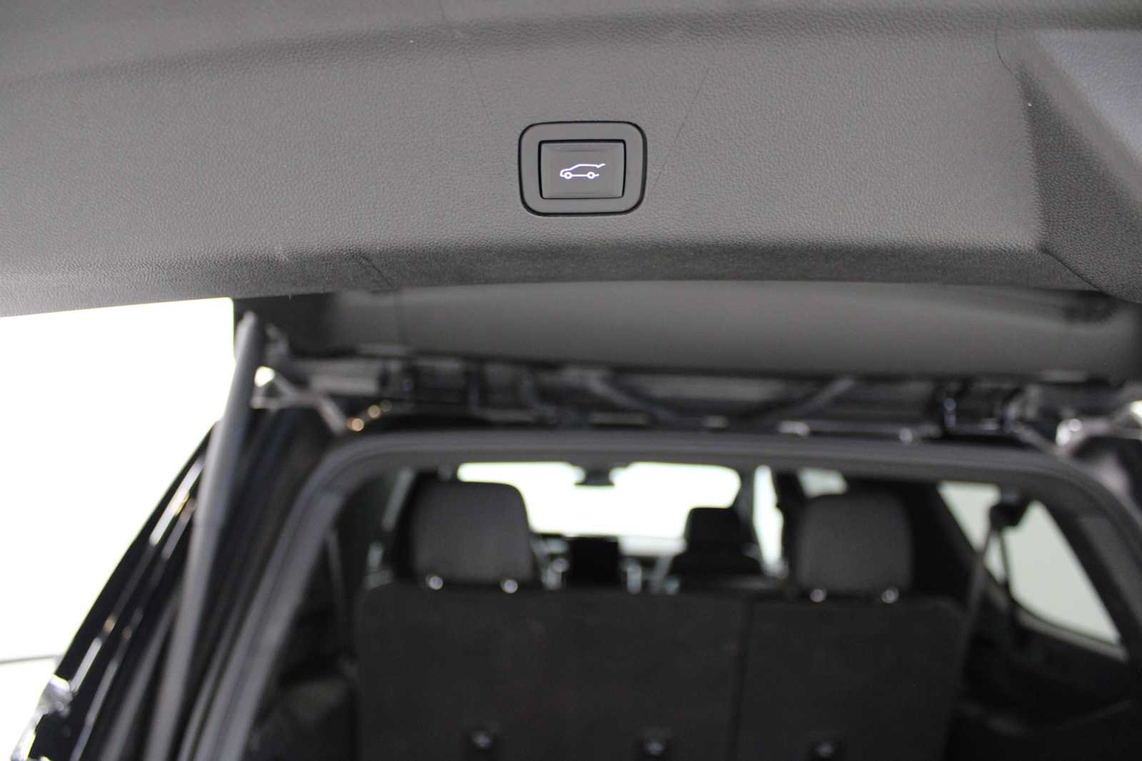 Used 2025 GMC Yukon XL Denali AWD/4WD image 17