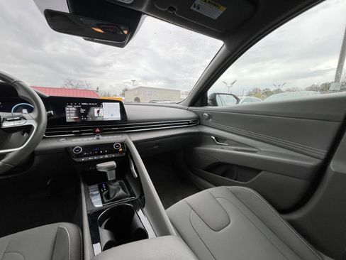 Used 2025 Hyundai Elantra SEL image 33