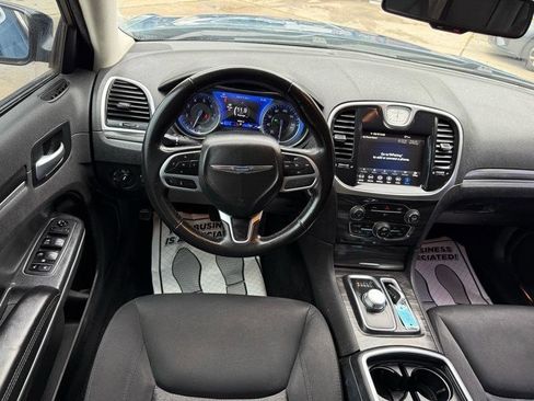 Used 2021 Chrysler 300 Touring w/ Sport Appearance Package image 10