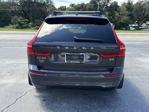 Used 2022 Volvo XC60 B5 Momentum w/ Climate Package FWD image 4