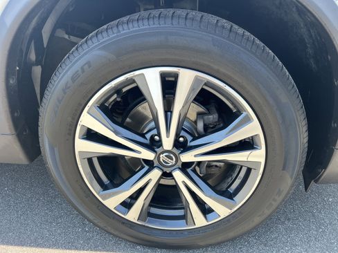 Used 2019 Nissan Rogue SV w/ Premium Package AWD/4WD image 12