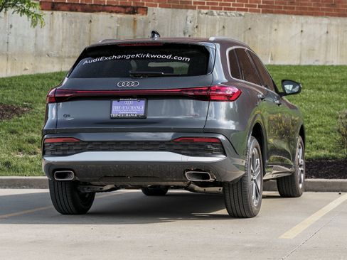 Used 2025 Audi Q5 Premium Plus w/ Premium Plus AWD/4WD image 4