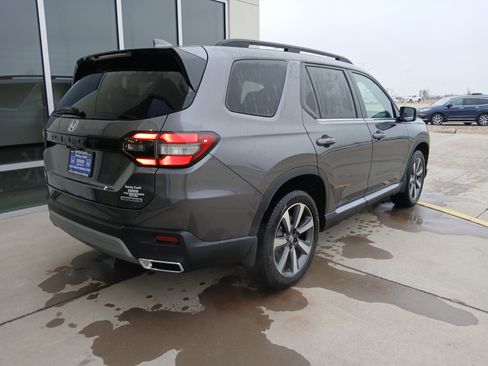 New 2025 Honda Pilot Touring image 6