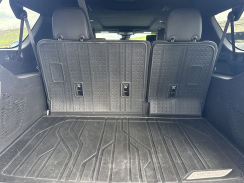 Used 2023 Chevrolet Suburban Premier w/ Advanced Technology Package image 5