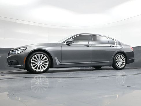 Used 2018 BMW 740i RWD image 31