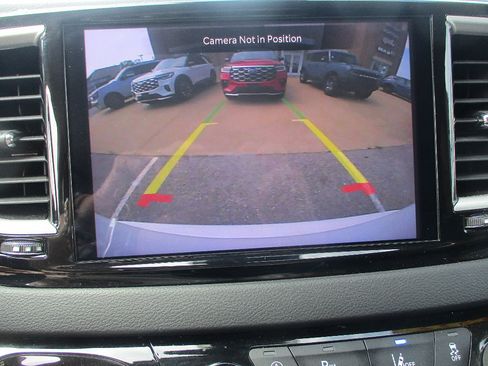 Used 2023 Chrysler Pacifica Touring-L FWD image 8