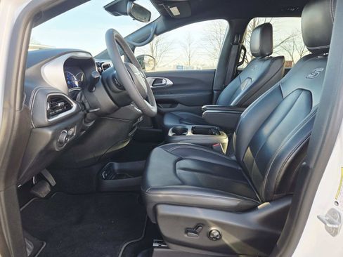 Used 2024 Chrysler Pacifica Limited image 12