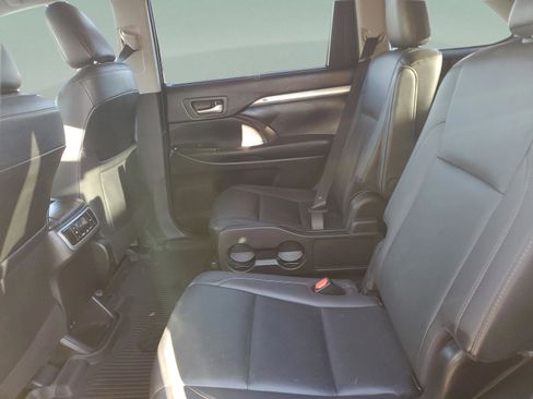 Used 2019 Toyota Highlander XLE image 11