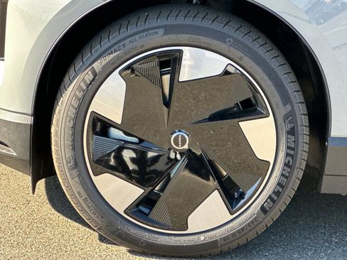 New 2025 Volvo EX30 Plus w/ Protection Package Premier image 28