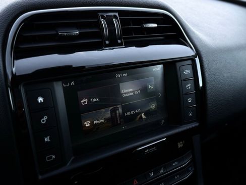 Used 2018 Jaguar F-PACE Premium image 41