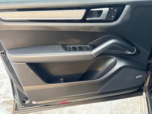 Used 2022 Porsche Cayenne Platinum Edition image 16