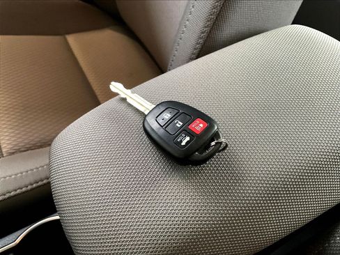 Used 2015 Toyota Corolla LE FWD image 32