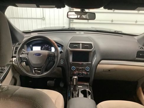 Used 2018 Ford Explorer XLT FWD image 14