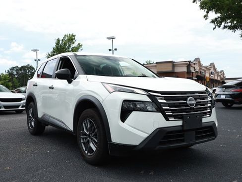 Used 2024 Nissan Rogue S AWD/4WD image 3