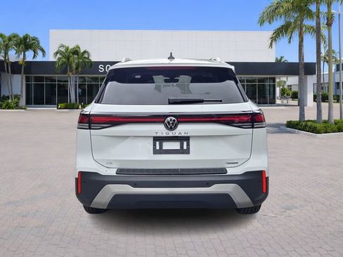 Certified 2025 Volkswagen Tiguan SE image 6