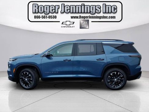 Used 2025 Chevrolet Traverse LT w/ Sun and Wheel Package image 2