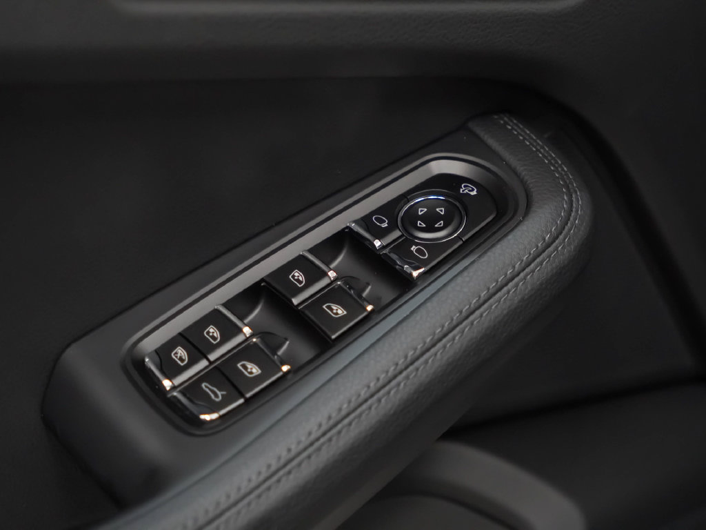 Certified 2026 Porsche Macan AWD/4WD image 23