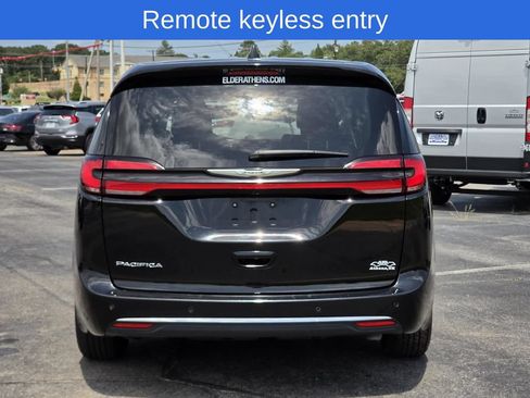 Used 2024 Chrysler Pacifica Touring-L FWD image 5
