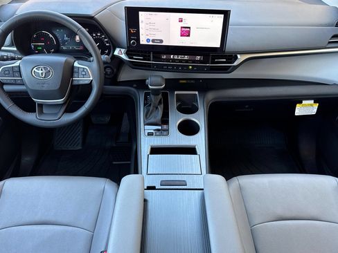 Used 2026 Toyota Sienna XLE FWD image 14